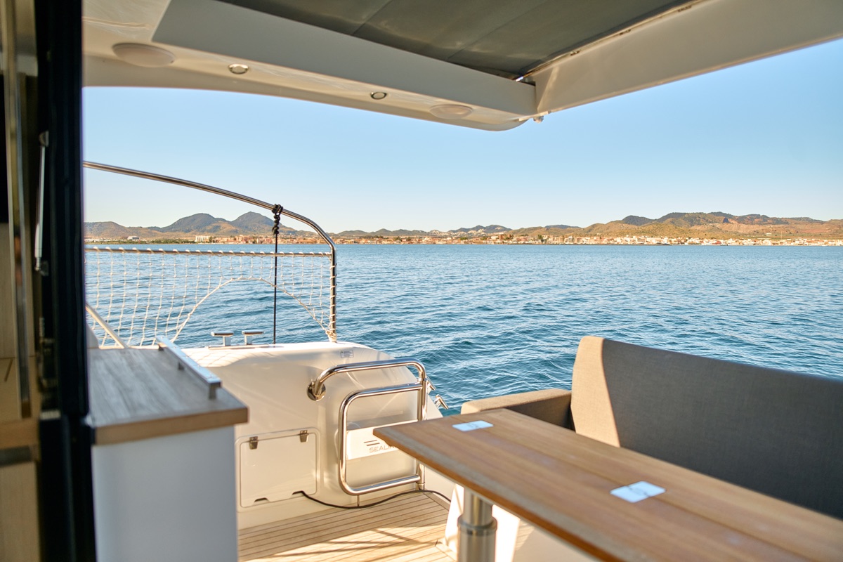 Cockpit y horizonte desde un Sealine
