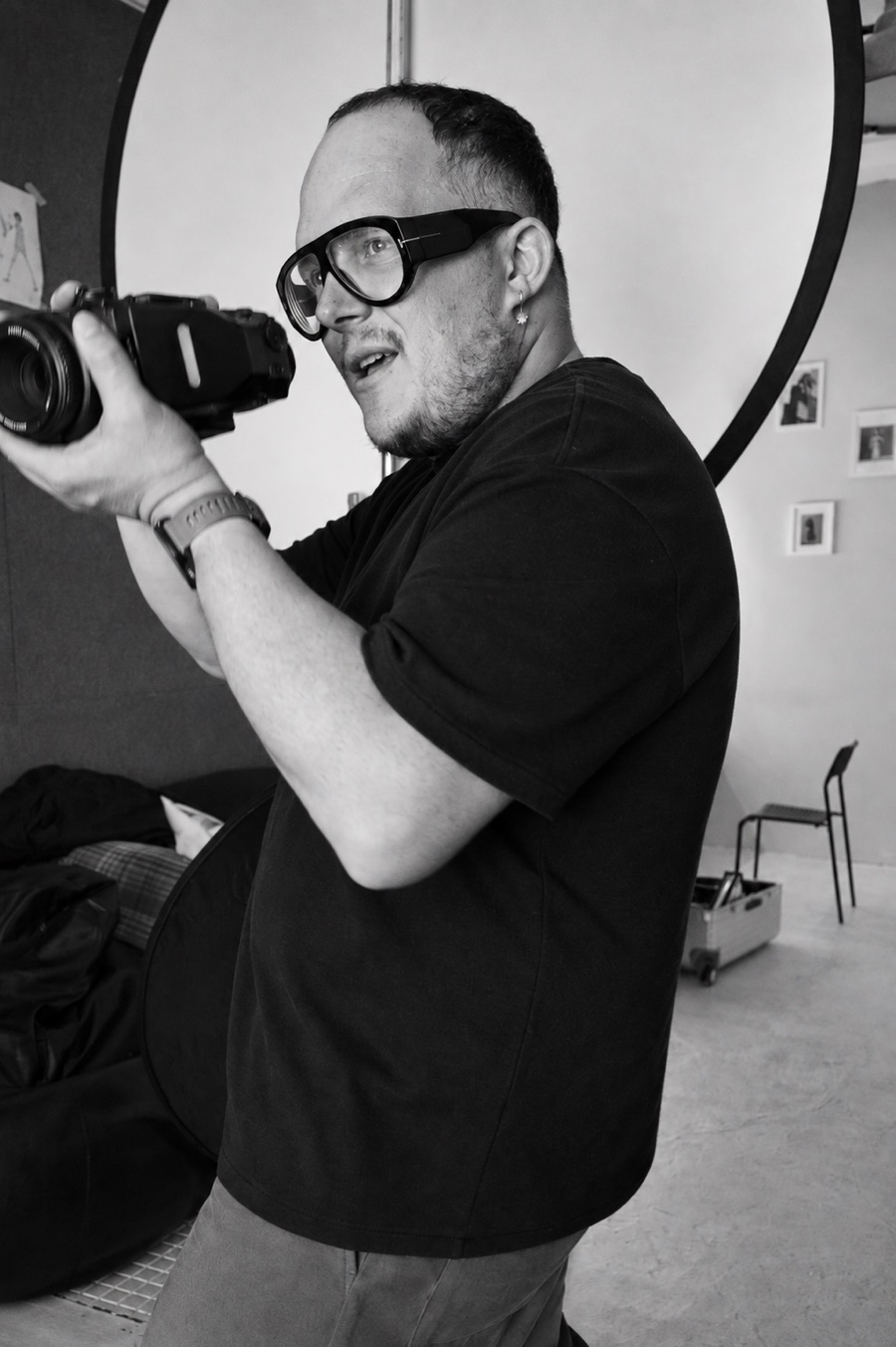 Enrique Selma fotografiando en el estudio